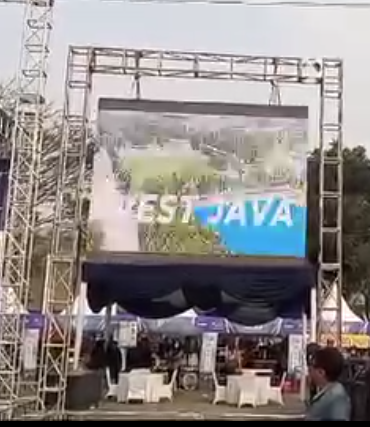 LED Screen Gantung Outdoor - Display LED outdoor dengan sistem gantung untuk event besar